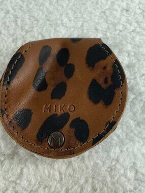 Mikoleon Artisan Crafted Guatemalan Leather Tan Black Accessory Coin Holder